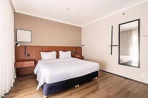 ห้องดับเบิล (Standard, 1 cama Casal - PCD) | มินิบาร์, ตู้นิรภัยในห้องพัก, โต๊ะทำงาน, ผ้าม่านกันแสง