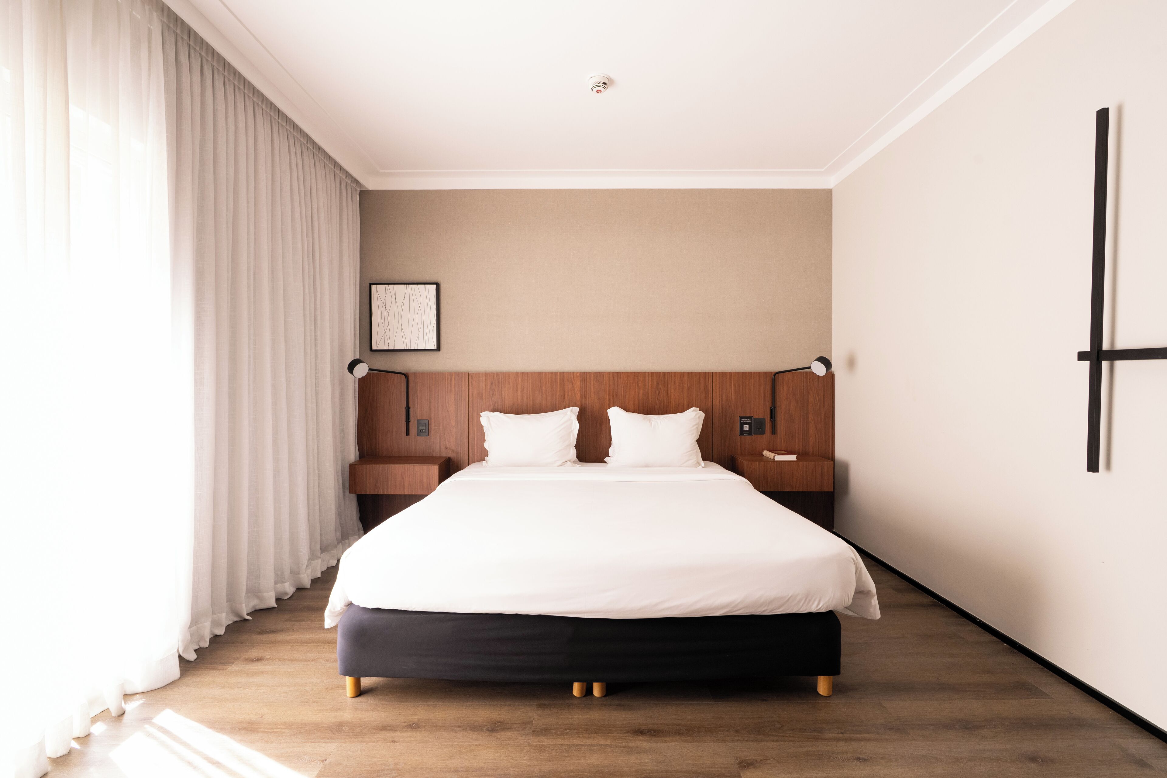 Tweepersoonskamer (Standard, 1 cama Casal - PCD) | Een minibar, een kluis op de kamer, een bureau, verduisterende gordijnen