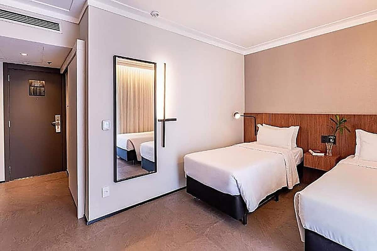 Minibar, két bảo mật tại phòng, bàn, màn/rèm cản sáng