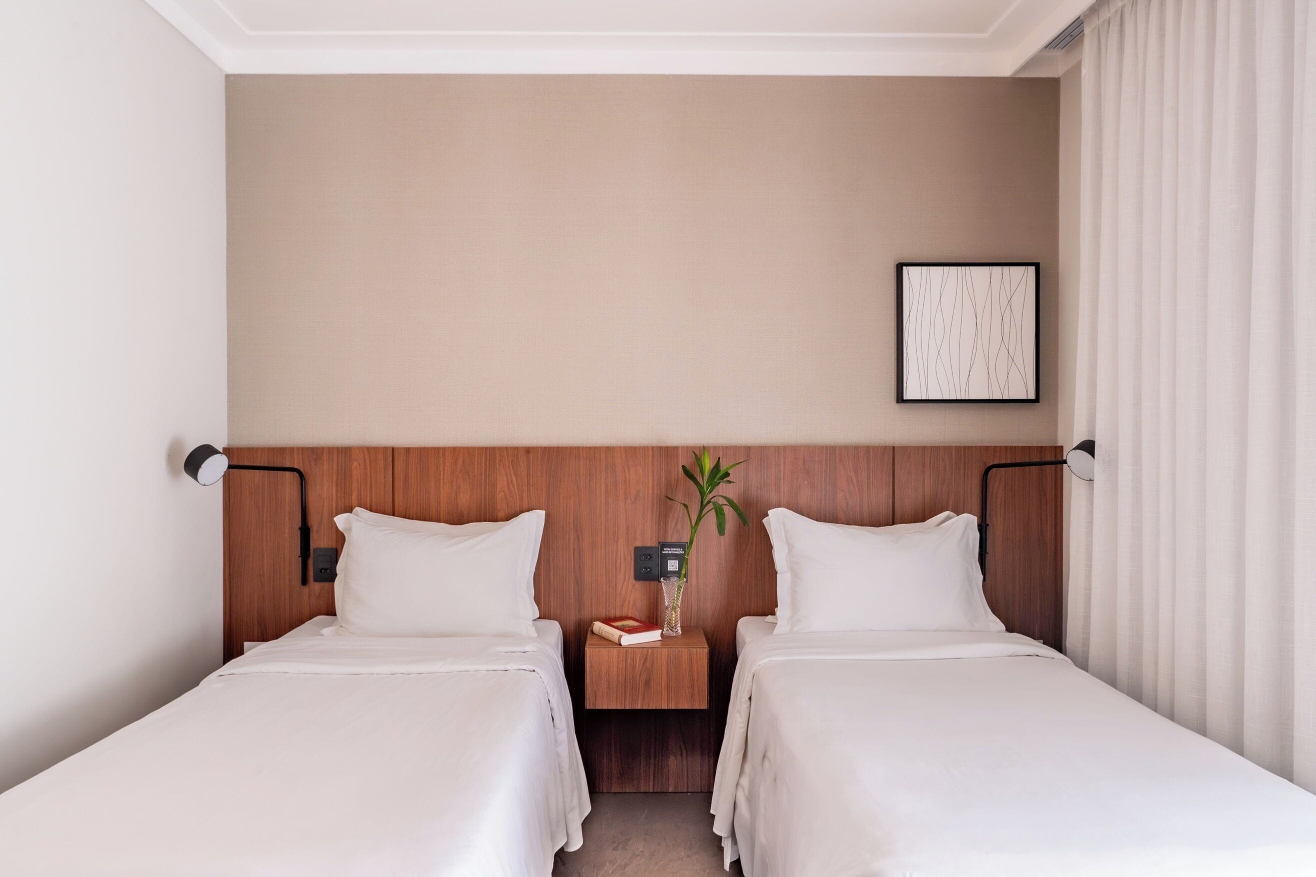 Een minibar, een kluis op de kamer, een bureau, verduisterende gordijnen