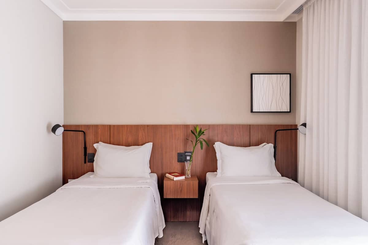 Een minibar, een kluis op de kamer, een bureau, verduisterende gordijnen