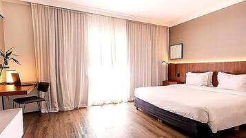 Standard Casal - 1 Cama Queen | Minibar, in-room safe, desk, blackout drapes
