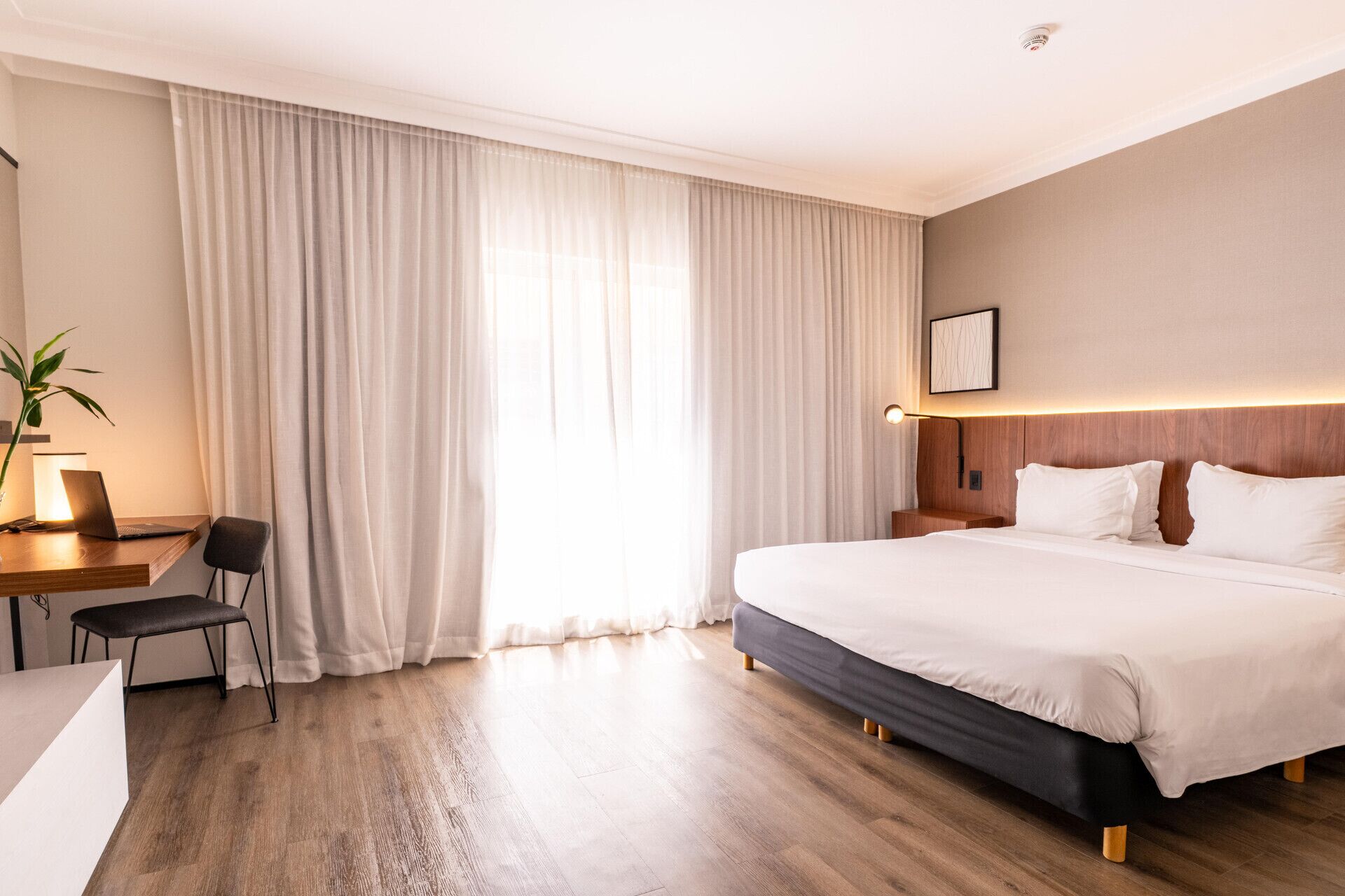 Frigobar, cofres nos quartos, escrivaninha, cortinas blackout