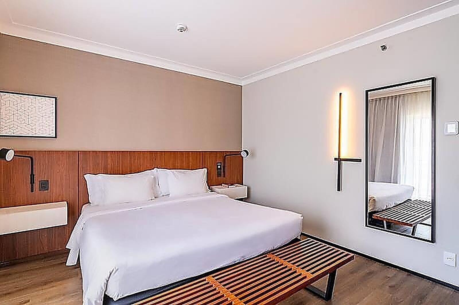 Minibar, caja de seguridad en la habitación y escritorio 