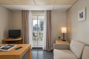 Studio suite | Een minibar, een kluis op de kamer, een bureau, verduisterende gordijnen