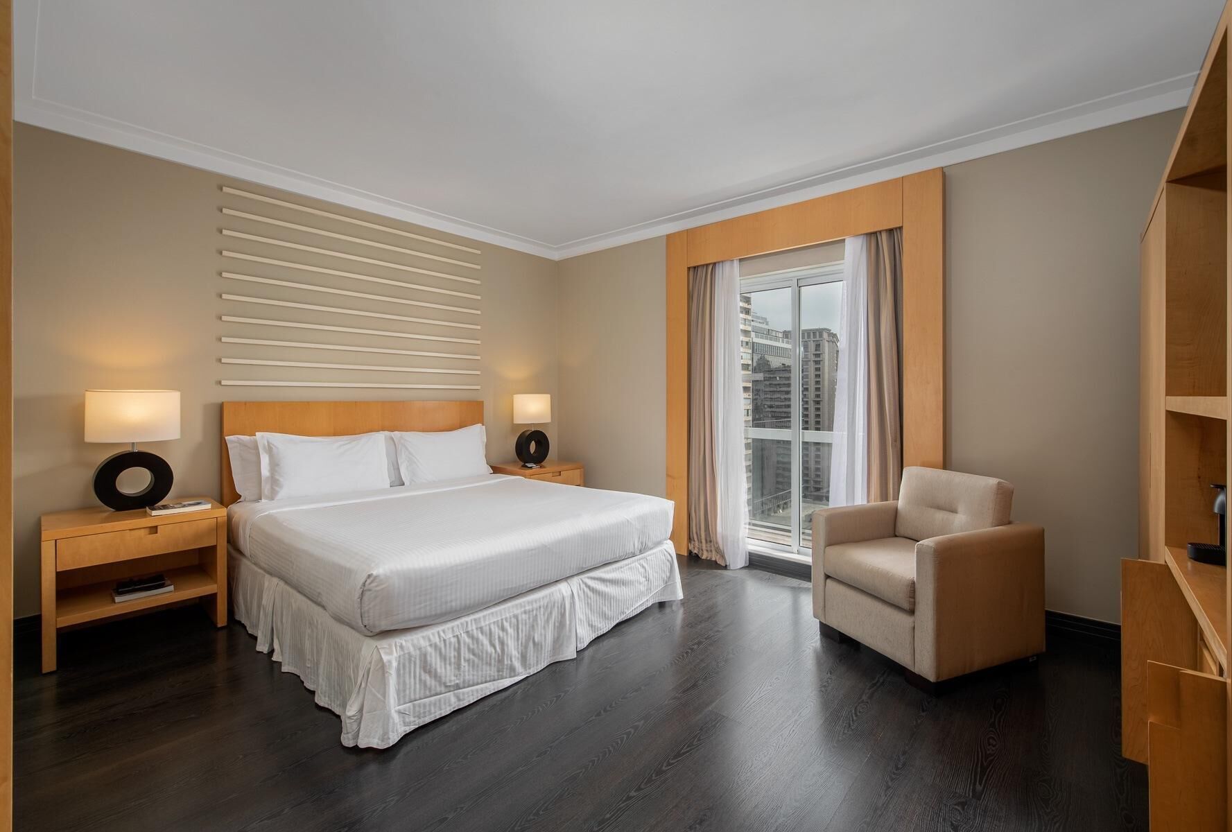 Frigobar, cofres nos quartos, escrivaninha, cortinas blackout