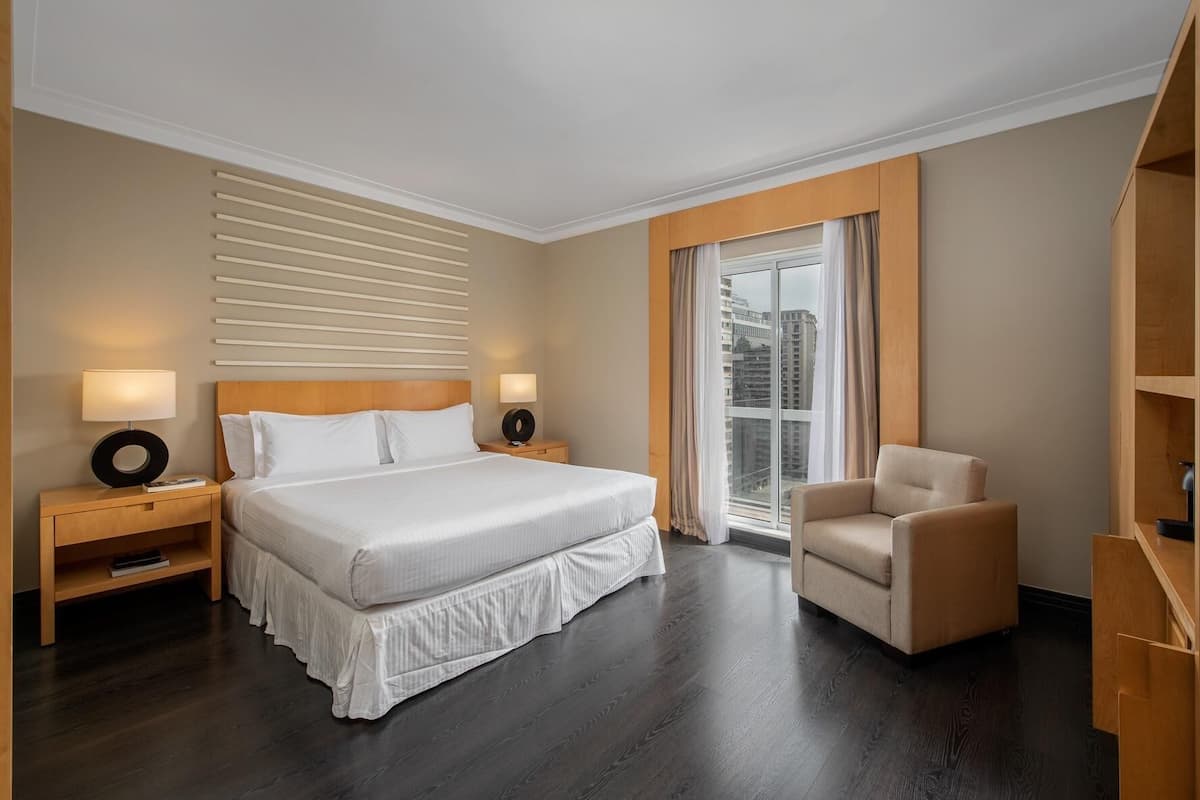 Frigobar, cofres nos quartos, escrivaninha, cortinas blackout