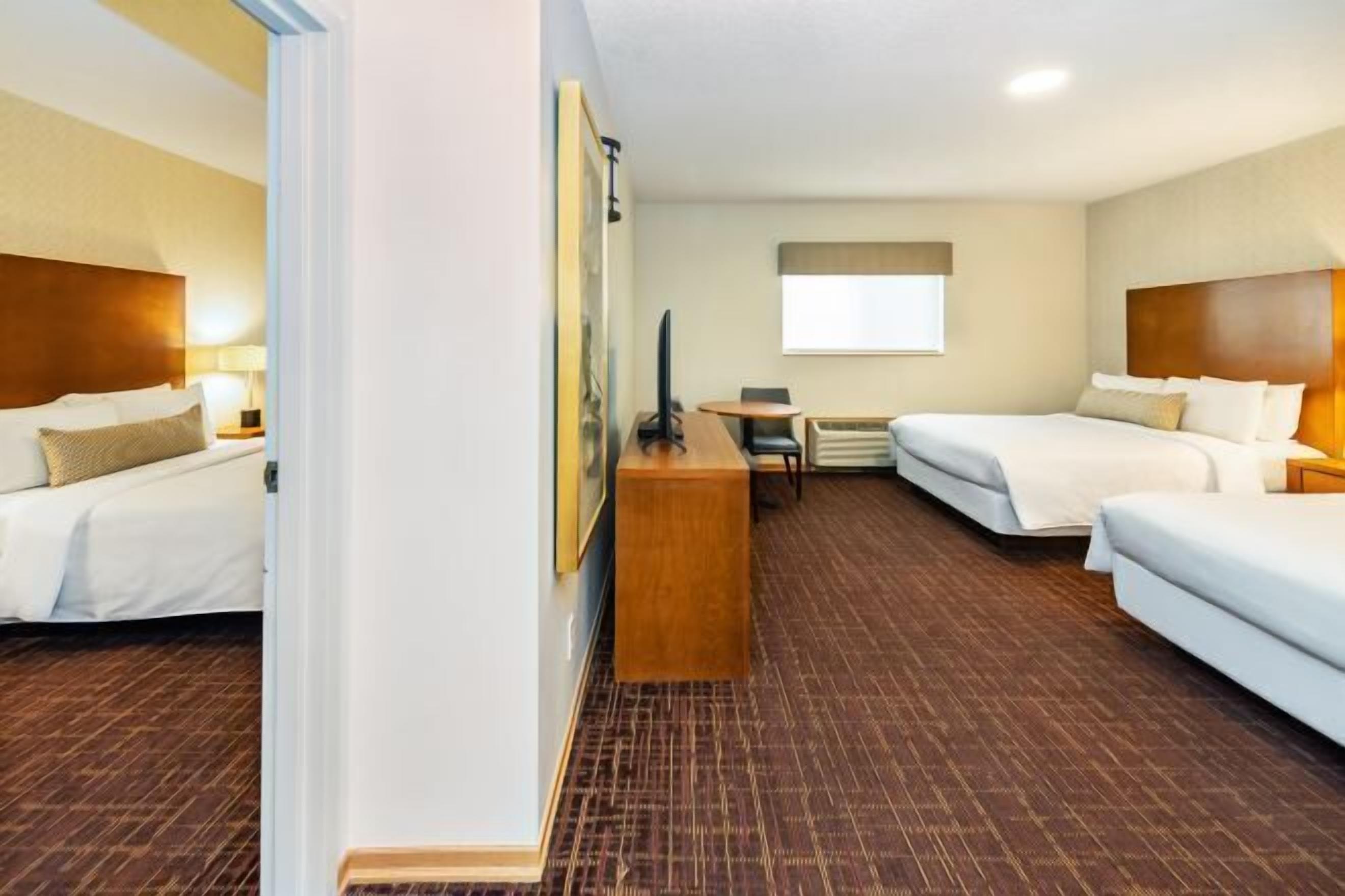 ألحفة محشوة بالريش ومكتب ومكواة/لوح كي وواي فاي مجانًا