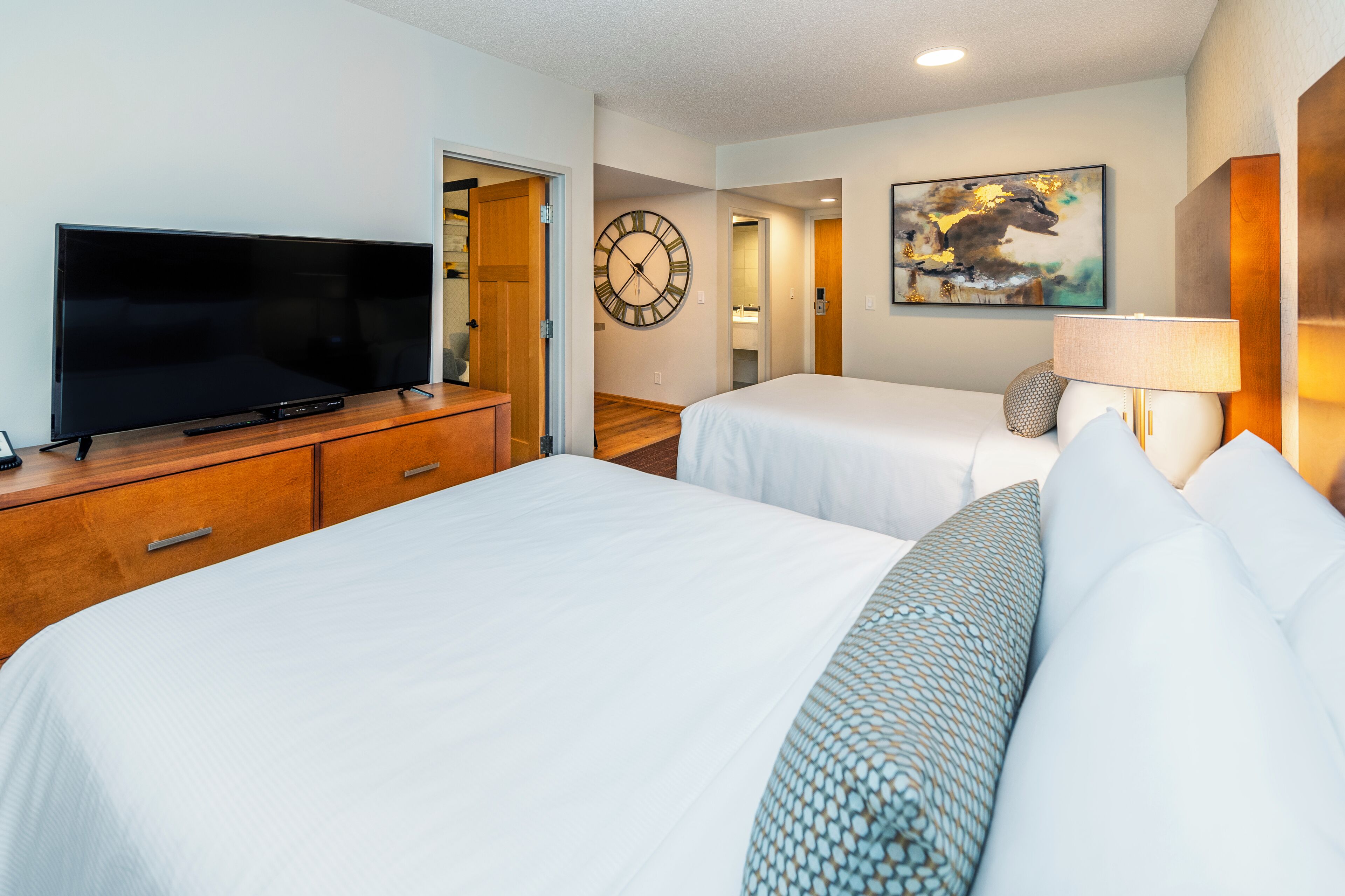 suite, 2 bedrooms | down duvets, desk, iron/ironing board, free wifi