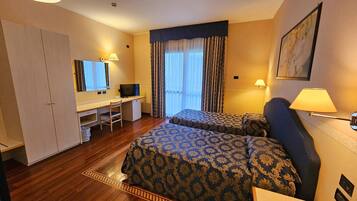 Minibar, Schreibtisch, laptopgeeigneter Arbeitsplatz