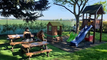 Children’s play area – outdoor