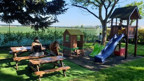 Children’s play area – outdoor