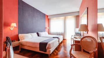 Minibar, safe på rommet, skrivebord og blendingsgardiner