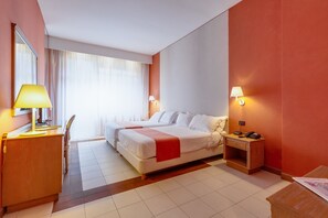 Minibar, in-room safe, desk, blackout drapes - Culture Hotel Villa Capodimonte (Naples)