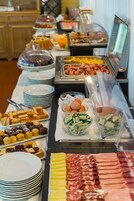 Colazione a buffet, servita tutte le mattine (10 EUR a persona) 