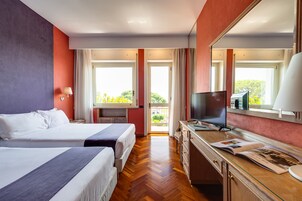 Minibar, cassaforte in camera, una scrivania, tende oscuranti