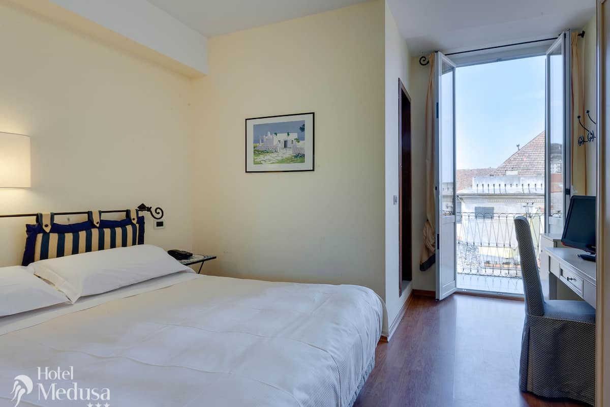 Chambre Double, balcon, vue partielle sur la mer (Top)