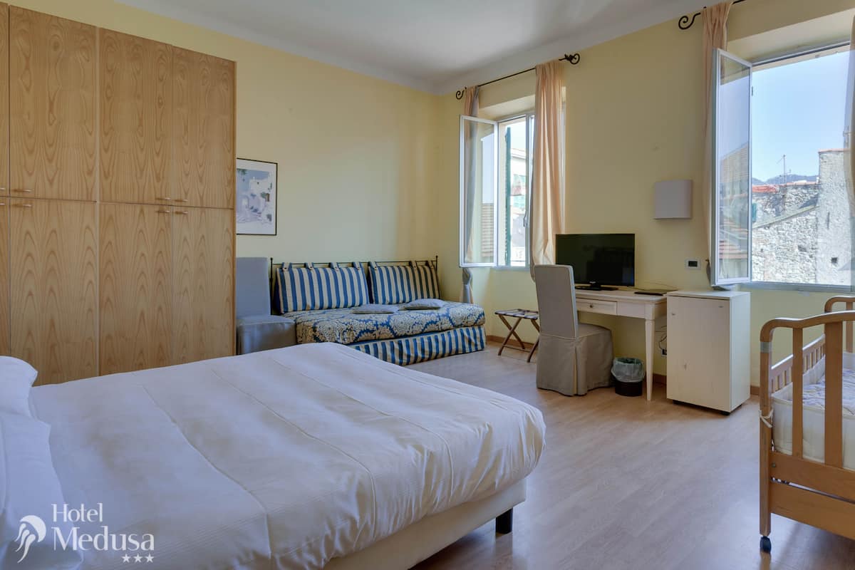 Family Room | Desk, soundproofing, free WiFi