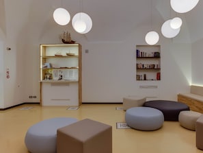 Coin salon dans le hall