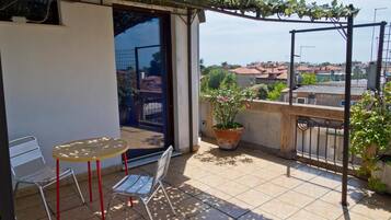 Habitación triple estándar | Restaurante al aire libre
