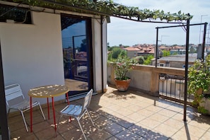 Standard-Dreibettzimmer | Speisen im Freien