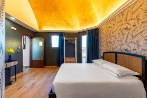 Minibar, Zimmersafe, individuell dekoriert, individuell eingerichtet