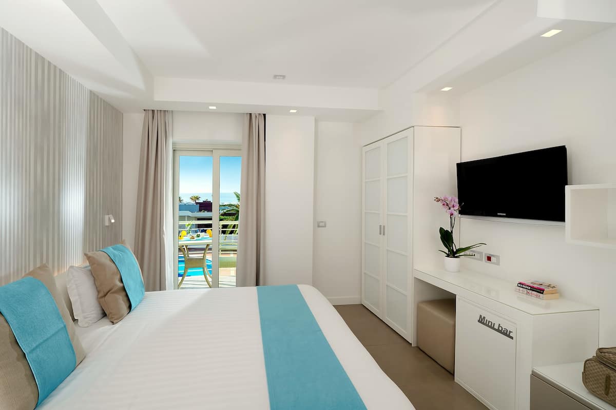 Minibar, safe på rommet, skrivebord og blendingsgardiner