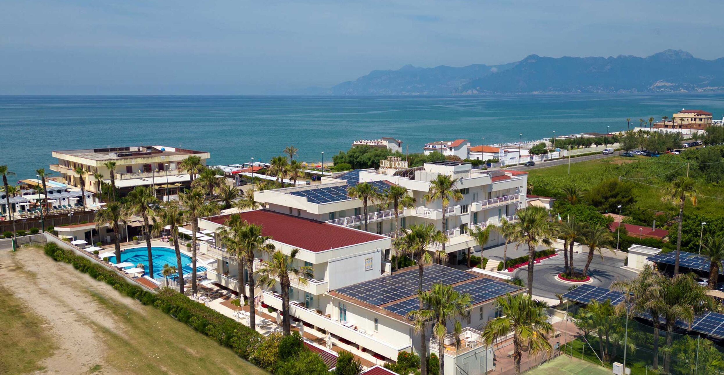 Außenpool (je nach Saison geöffnet), Sonnenschirme, Liegestühle