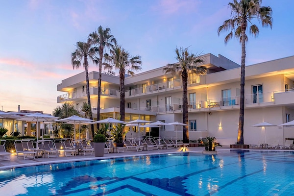 Seasonal outdoor pool, pool umbrellas, sun loungers