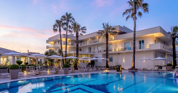 Seasonal outdoor pool, pool umbrellas, sun loungers