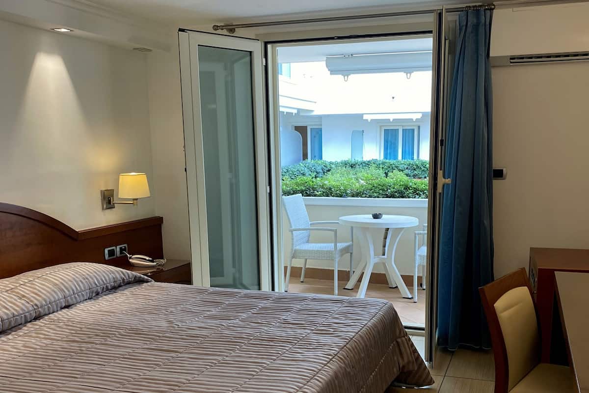 Minibar, safe på rommet, skrivebord og blendingsgardiner