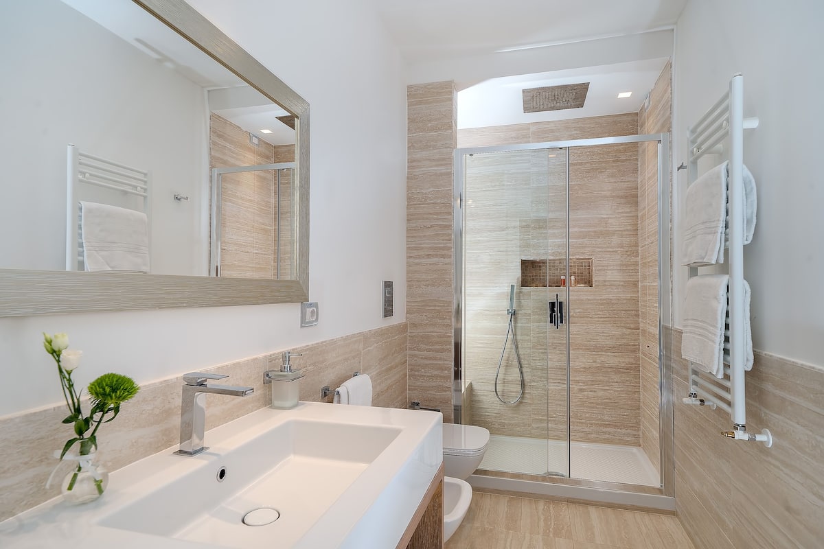 shower, hair dryer, bidet, towels