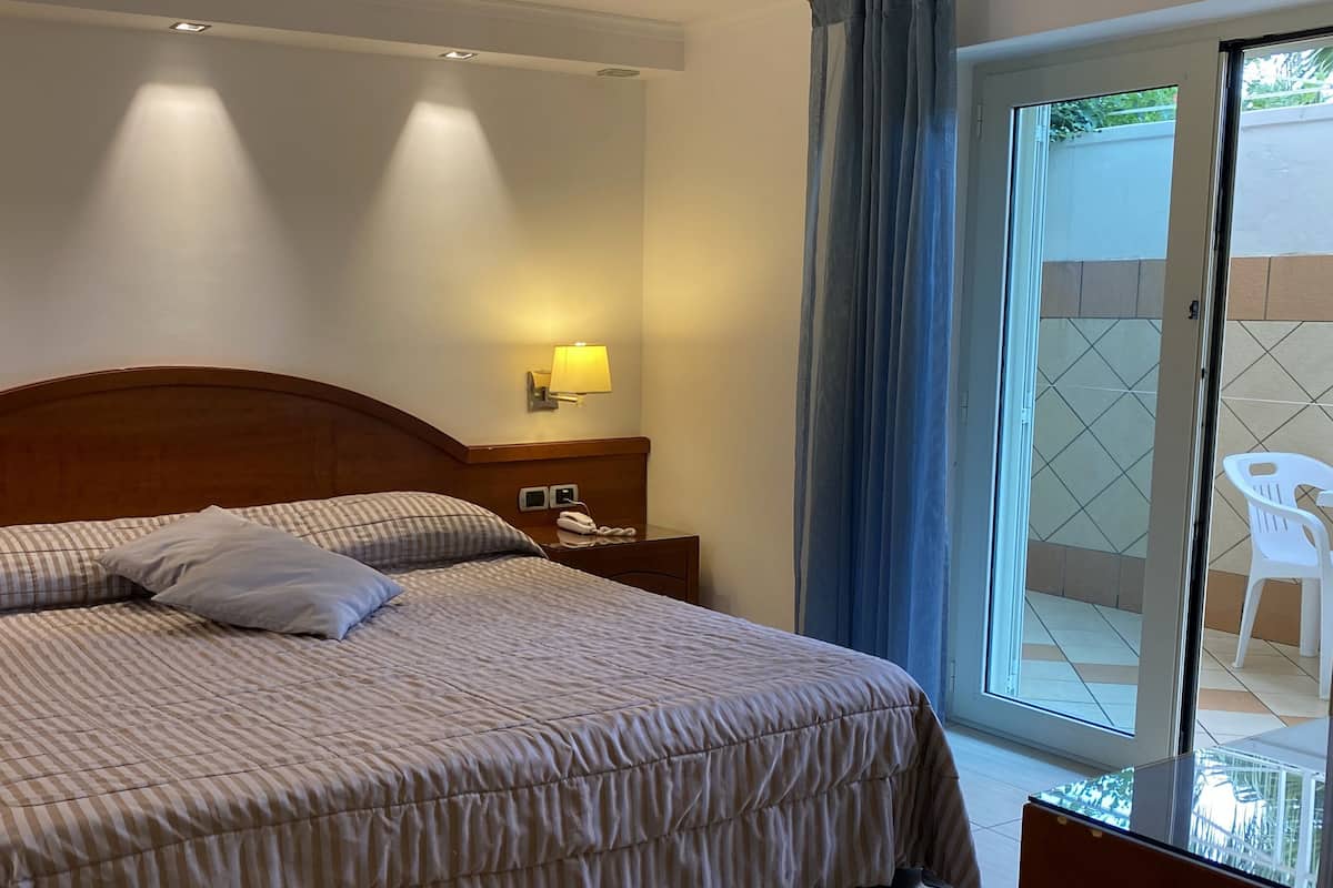 Minibar, safe på rommet, skrivebord og blendingsgardiner