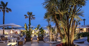 Poolside bar