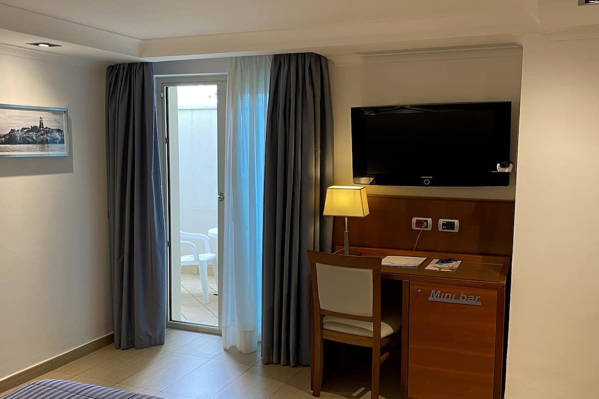 Minibar, safe på rommet, skrivebord og blendingsgardiner