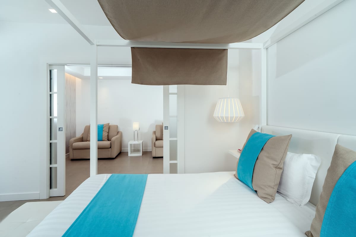 Minibar, safe på rommet, skrivebord og blendingsgardiner
