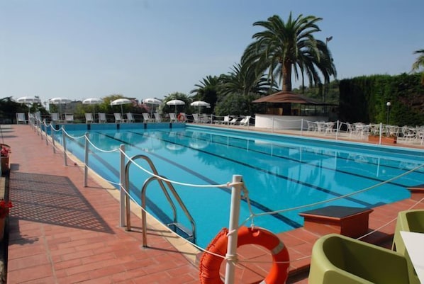 Una piscina al aire libre