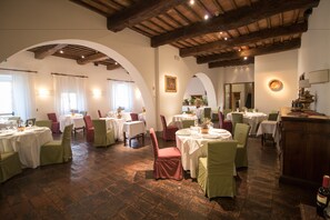 2 restaurants servant le petit déjeuner, le déjeuner et le dîner