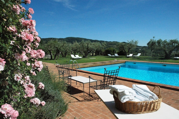 Piscina coperta, piscina stagionale all'aperto, lettini