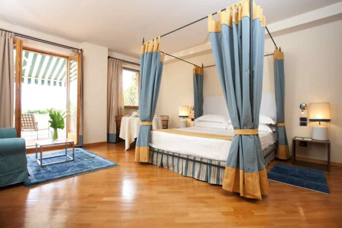 deluxe room | hypo-allergenic bedding, minibar, in-room safe, desk