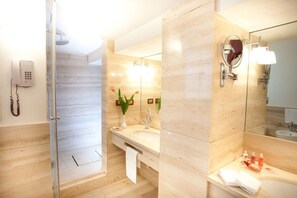 Deluxe Double or Twin Room | Bathroom | Separate tub and shower, designer toiletries, hair dryer, bathrobes - Hotel Le Tre Vaselle (Torgiano)