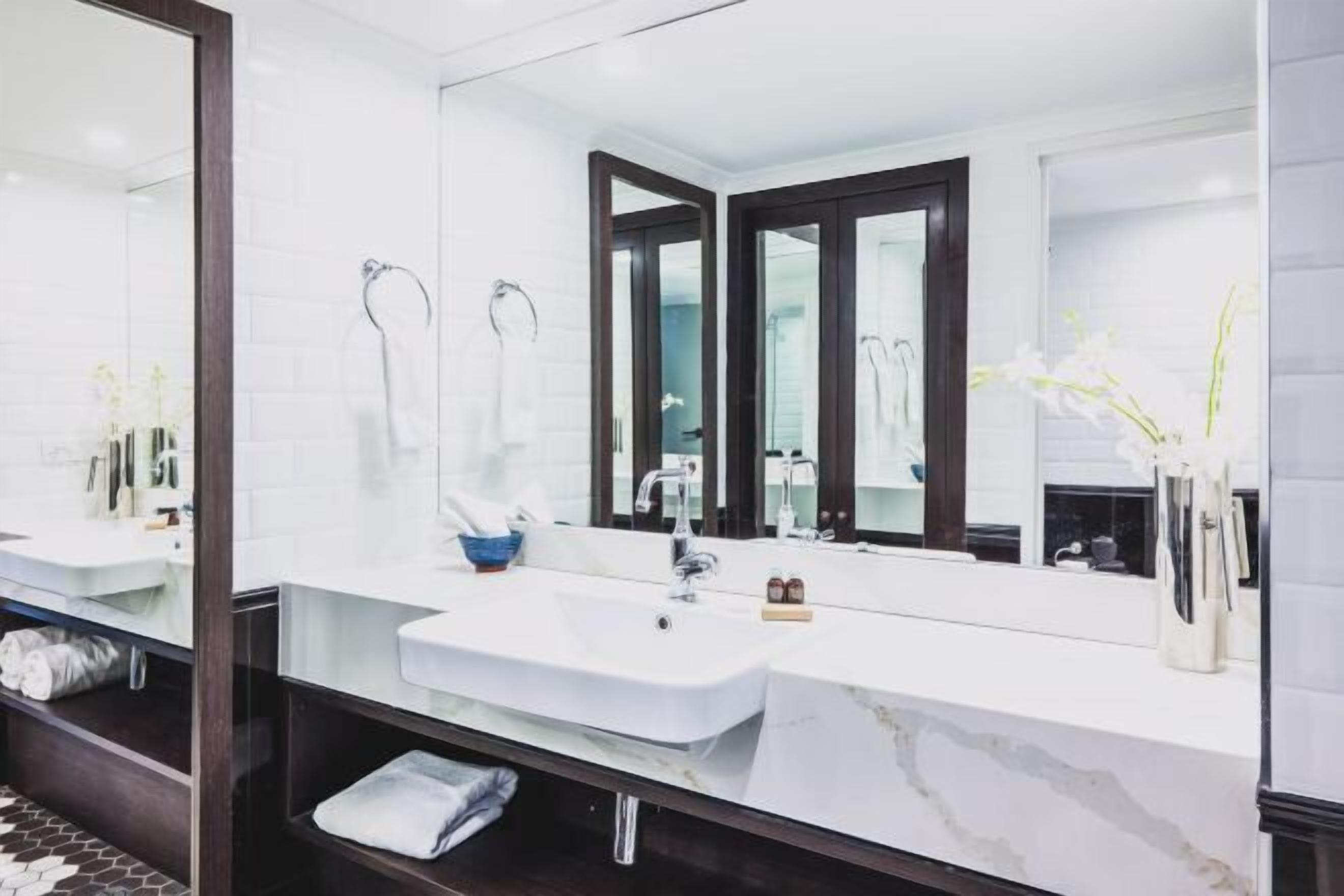 Amenidades de baño de diseñador, secadora de cabello, batas, toallas 