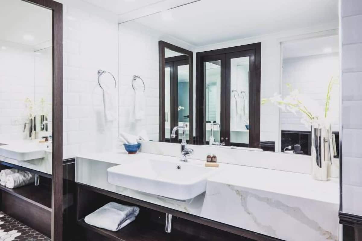 Amenidades de baño de diseñador, secadora de cabello, batas, toallas