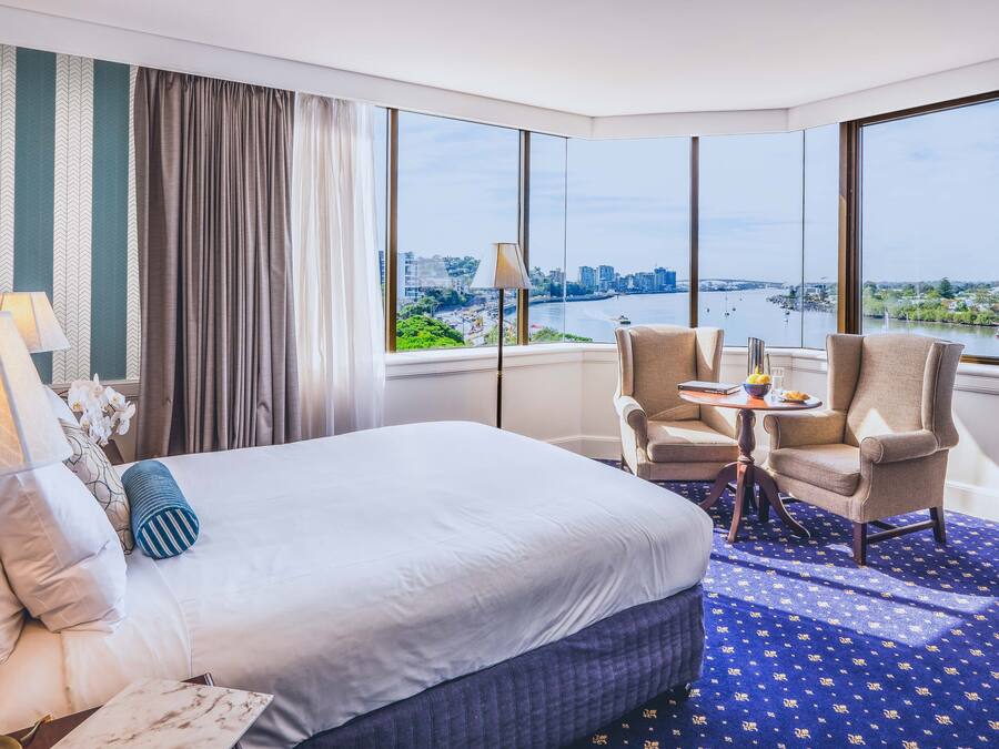 Chambre Panoramique, 1 très grand lit, vue fleuve | Couette en duvet d'oie, minibar, coffres-forts dans les chambres, bureau