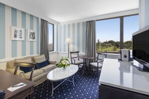 Duntäcken, minibar, värdeförvaringsskåp på rummet och skrivbord