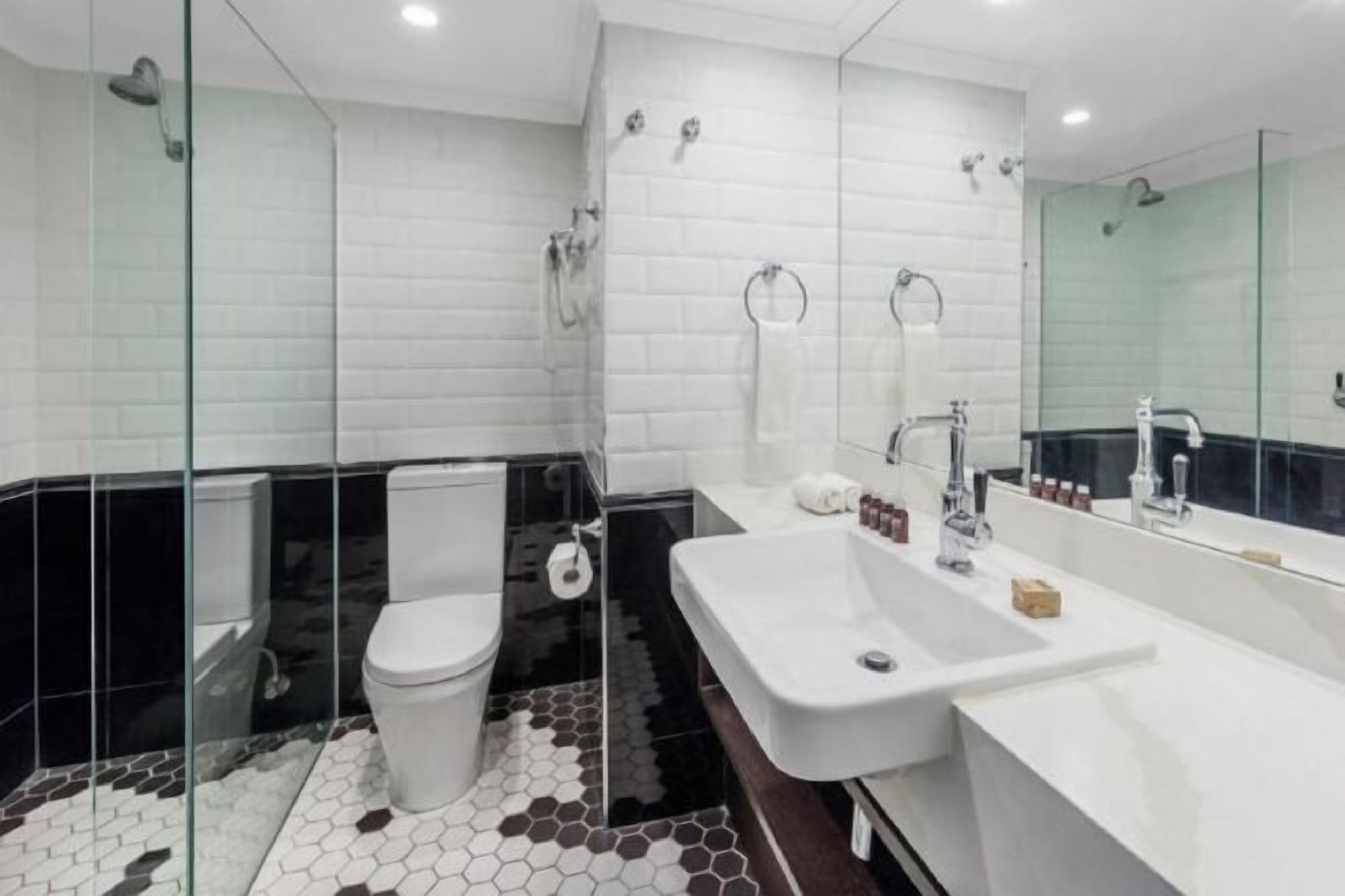 Amenidades de baño de diseñador, secadora de cabello, batas, toallas 