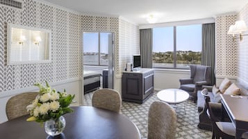 Suite de lujo, 1 cama Queen size, vista al río, piso ejecutivo | Edredón, minibar, caja de seguridad en la habitación y escritorio