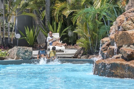 Cascada en la piscina