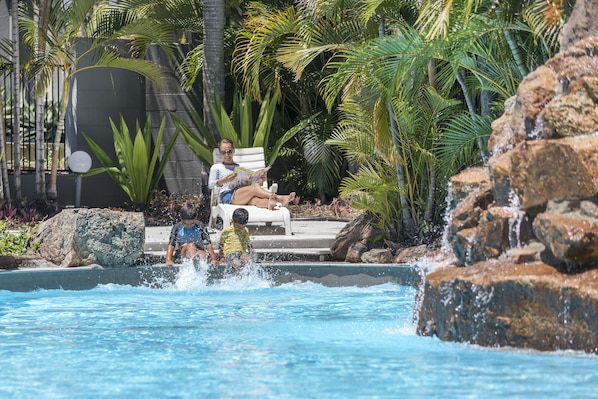 Piscina externa, guarda-sóis, espreguiçadeiras