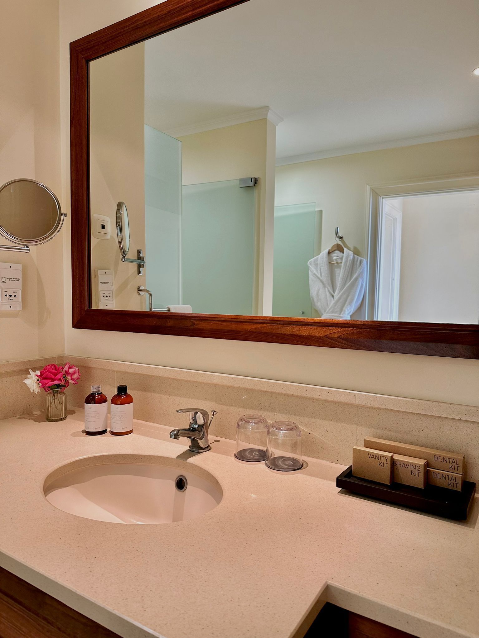 junior suite | bathroom | free toiletries, hair dryer, bidet, towels